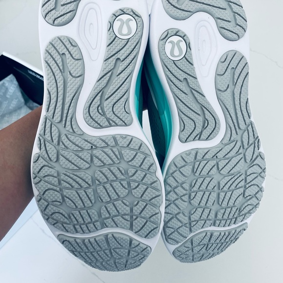 Size 9 Women’s Lululemon Bliss Feel Runners NEW, $180 (retail $198 plus tax) - Picture 5 of 6